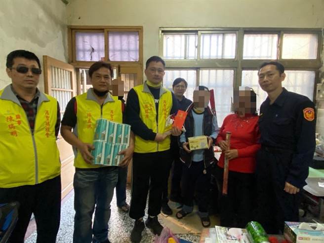 大甲波丽士送爱到家，帮助弱势家庭过年超「暖」。(警方提供)