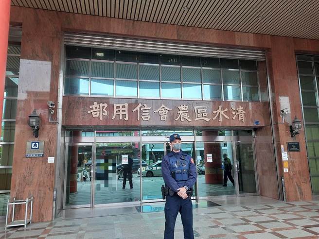 清水警分局加强45家金融机构守望，让民眾安心提存款过好年。(警方提供)