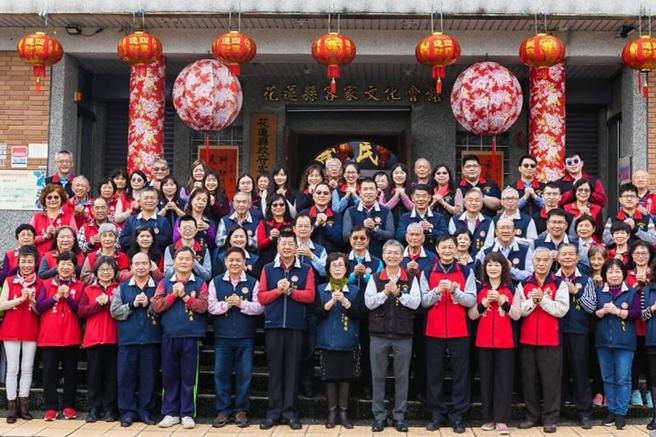 ▲县府客家处邀集花莲县客属会及吉安乡仁里万善庙等向乡亲们拜早年。　图：花莲县政府客家事务处／提供