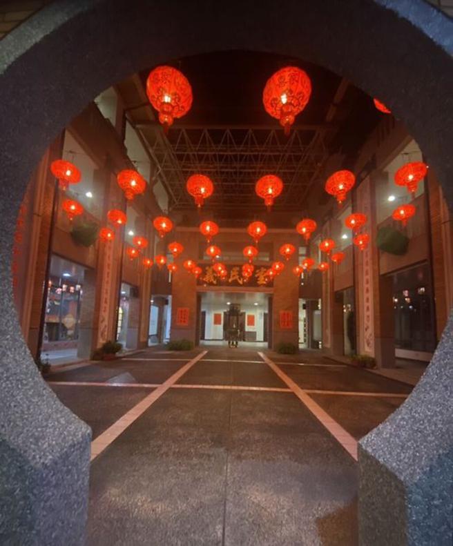 ▲客家文化会馆也布置了许多应景的红灯笼、花布及年节造景。　图：花莲县政府客家事务处／提供