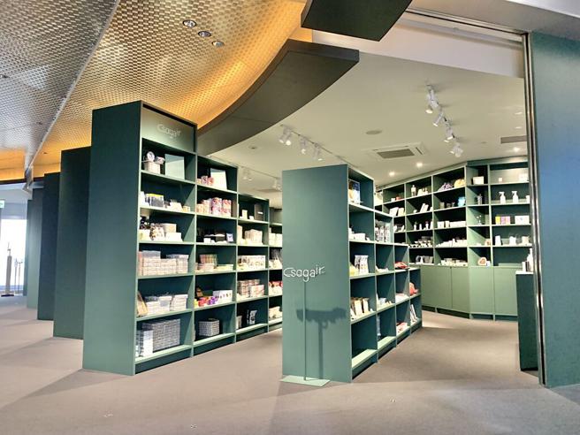 佐贺机场2楼的纪念品店「sagair」走图书馆文青风格。（图／元气佐贺提供）