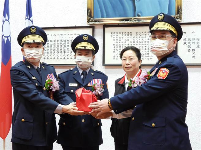花莲县长徐榛蔚（右二）今主持县警局卸、新任局长交接典礼，在警政委员黄势清（左二）监交下，将印信交给新任局长吕世明（右一）。（罗亦晽摄）