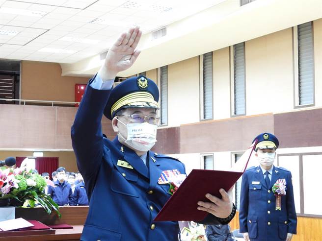 花莲县警察局新任局长吕世明（右）今到任宣誓就职。（罗亦晽摄）