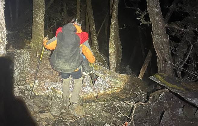 4名男女15日未带御寒衣物攻顶，消防人员连夜前往救援。（民眾提供）