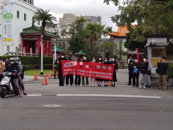 有网友分享，考完学测走出来，发现有人在建中校门口举「应援布条」。（图／翻摄自路上观察学院）