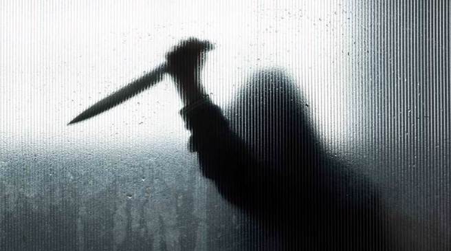 吃醋狠捅同居女友25刀致死，衝動殺人非預謀輕判15年。(示意圖/shutterstock)