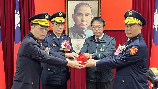 台南市政府警察局16日舉行卸任、新任局長交接典禮，新任警察局長廖宗山（右一）接下印信。（張毓翎攝）