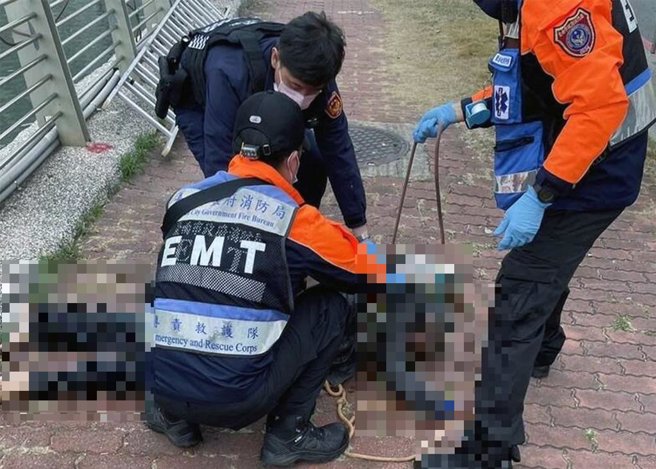 76岁独居郑姓老翁被发现在台南运河载浮载沈，被打捞上岸已无生命迹象。（读者提供／洪荣志台南传真）