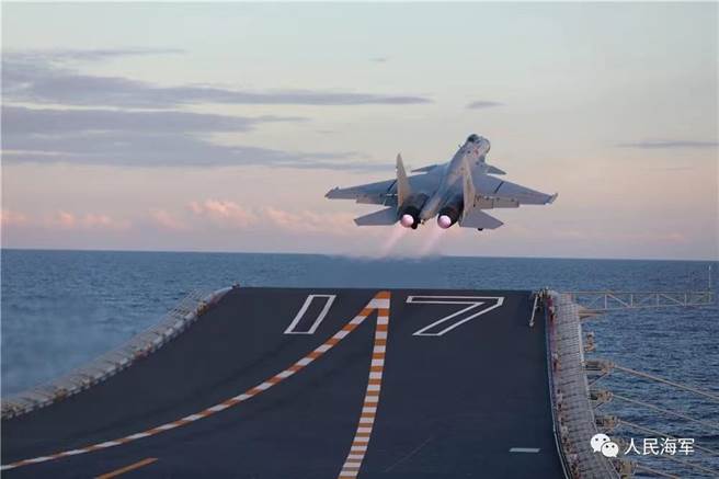 中共海軍航母山東艦在南海開展實戰化演練，殲15戰機從甲板起飛。（圖／中共解放軍海軍微信公眾號）