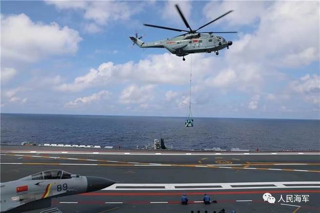中共海軍航母山東艦在南海開展實戰化演練，直升機參與演訓。（圖／中共解放軍海軍微信公眾號）