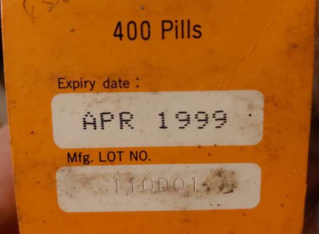 腸胃炎吃正露丸，他一看「過期24年」傻住。（圖／翻攝自爆費公社）