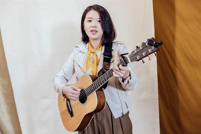 〈看毋着个肚脐绊〉MV剧照。（新视纪整合行销提供）