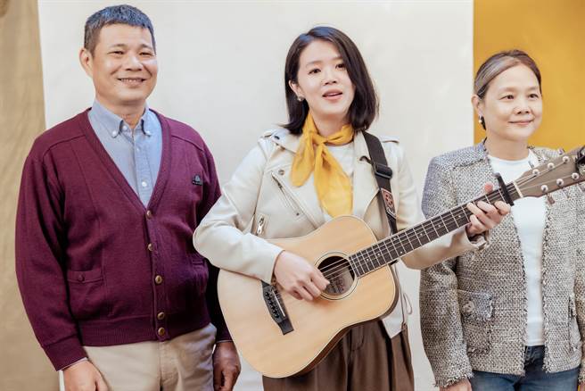 〈看毋着个肚脐绊〉MV剧照。（新视纪整合行销提供）