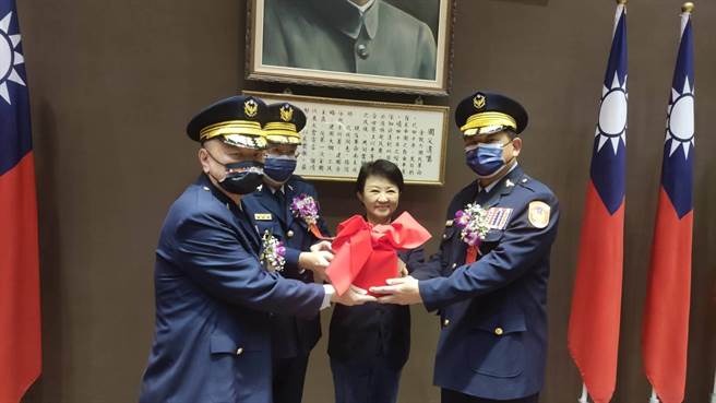 台中市政府警察局16日举行新旧任局长交接典礼，由台中市长卢秀燕（中）16日主持。（读者提供／张妍溱台中传真）