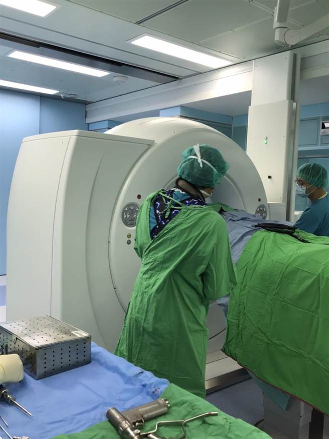 复合式手术室使用电脑断层术中定位，协助盂唇微创復位手术。（童综合医院提供）