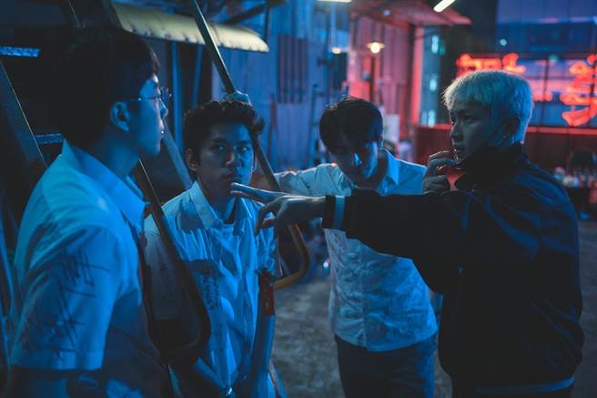 《黑的教育》导演柯震东（右起）常和宋柏纬、朱轩洋、蔡凡熙讲戏交流。（禾丰九路提供）