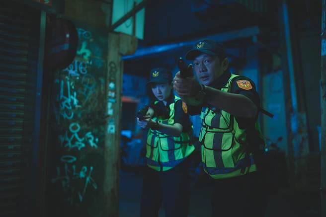 曾获金马新导演肯定的黄信尧，在《黑的教育》里饰演警察。（禾丰九路提供）