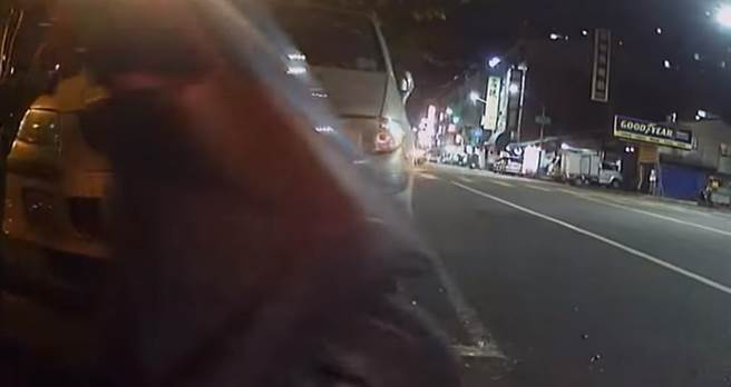 高雄72歲盧姓男子涉嫌對女騎士伸手騷擾，並說「做愛做的事情」。警方正通知當事人到案說明。（摘自爆料公社）