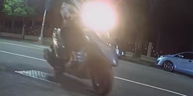 高雄72歲盧姓男子涉嫌對女騎士伸手騷擾，並說「做愛做的事情」，隨後尾隨在後。警方正通知當事人到案說明。（摘自爆料公社）