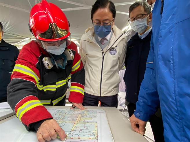 桃園市長張善政今早緊急更改行程，到台光電子廠關心火災後續處置狀況。（蔡明亘攝）