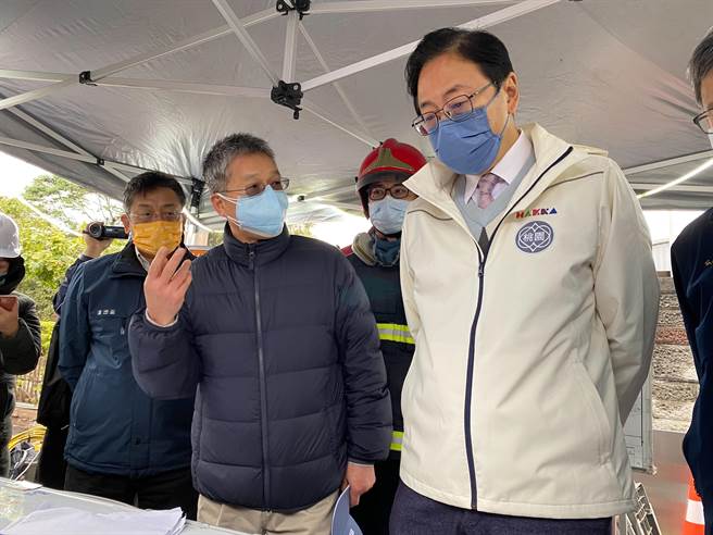 桃園市長張善政與台光電代表溝通瞭解情況。（蔡明亘攝）