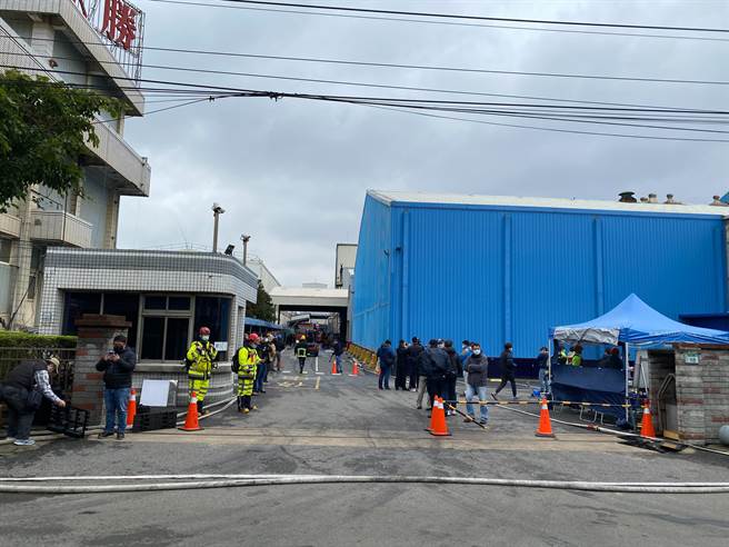 現場消防人員，將待起火廠房拆除後，確認無復燃可能才會撤離。（蔡明亘攝）