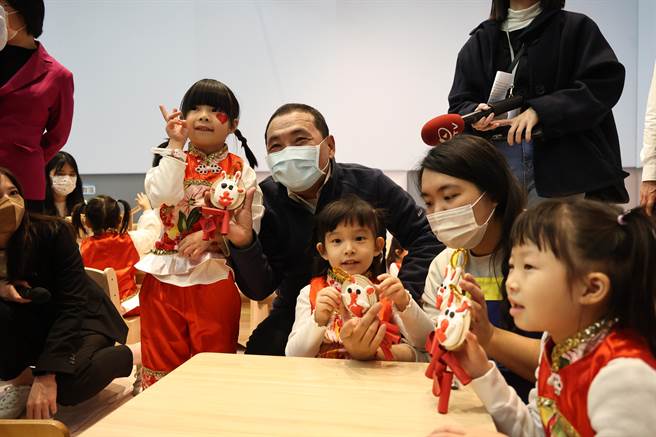 4年前竞选时提出「公托翻倍成长」达标完成，新北市长侯友宜今出席114至120家公托联合开幕记者会。（陈慰慈摄）