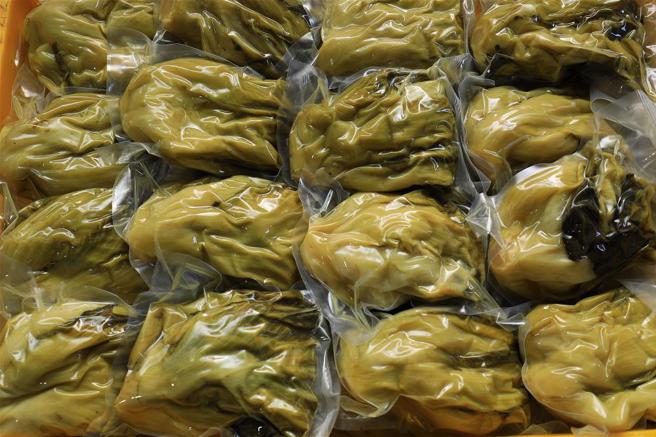 芥菜經過醃漬，變為金黃色的酸菜。(圖/林格立)