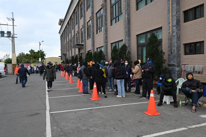 大批信眾不畏寒冷排队报名。（李京升摄）