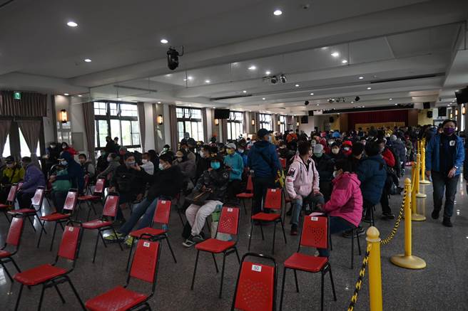 白沙屯妈祖进香报名首日，一个上午就涌入5千多人报名。（李京升摄）