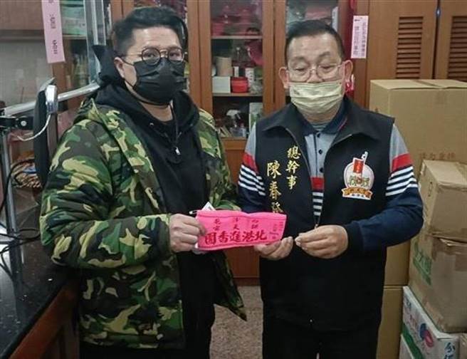 李姓厨师（左）排了９天拿到１号臂章。（民眾提供／李京升苗栗传真）