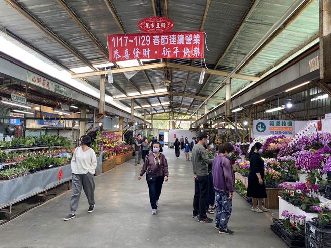 台中大里区国光花市自本月17日起营业至29日，13天不打烊。（国光花市提供／潘虹恩台中传真）