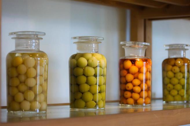 新鮮水果經鹽漬，能去除果皮的苦澀、軟化果實，並達到防腐效果。(圖/林格立)