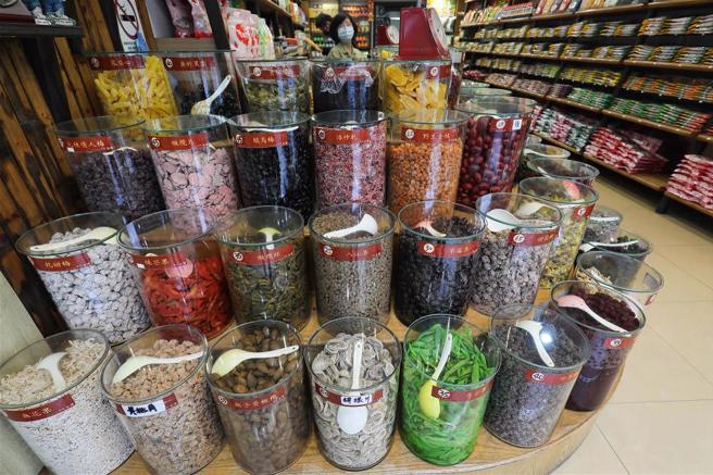 老增壽販賣的蜜餞種類繁多，如：甘草橄欖、無籽李鹹。(圖/林格立)
