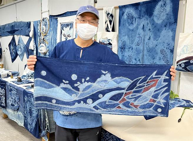 新北市客家局为了延续三峡的客家蓝染文化，今年与三峡区插角国小合办「创客艺染三角涌 客家文化推广计画」，以插角国小的多样生物环境为题，用蓝染缝扎技法，制作出方巾、杯垫、餐垫、茶席等实用用品。（客家局提供）