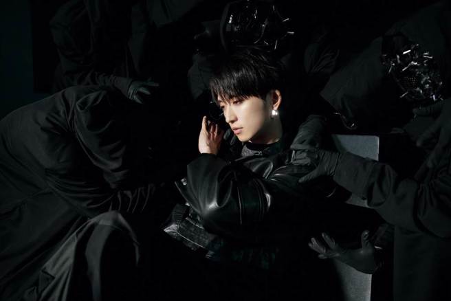 邱锋泽推出新歌 「AWAKENING」MV。（原音兄弟提供）