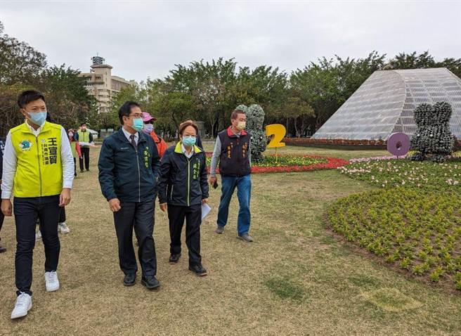 市长黄伟哲（左二）16日视察南瀛绿都心公园布展情形。（台南市政府提供／张毓翎台南传真）