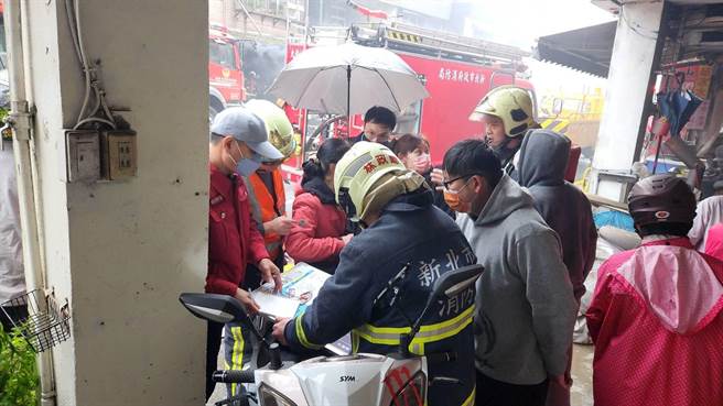 新北市瑞芳一間鐵工廠中午發生大火，為協助受困頂樓的民眾，消防單位還出動雲梯車救援。（讀者提供／張志康新北報導）