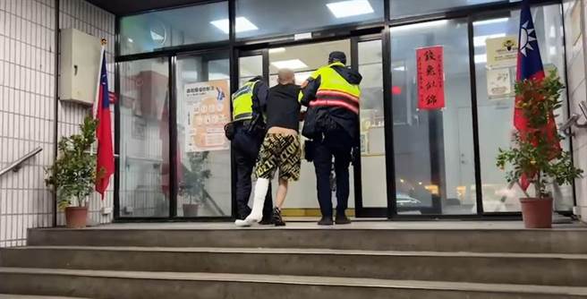 刘姓男驾驶疑闯红灯后撞上2辆机车后弃车逃逸，刘也因车祸左腿受伤送医，在警方侦讯笔录时不断喊脚疼。（读者提供／张妍溱台中传真）
