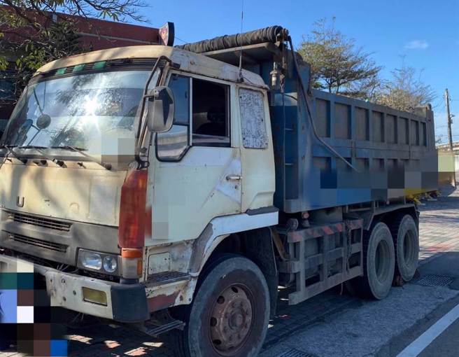 台中市65歲廖姓男子13日上午騎乘機車行經龍井區龍昌路，與駕駛大貨車的65歲葉姓男子疑因未注意路況發生碰撞，葉男稱當下未發現而駛離現場。（民眾提供／潘虹恩台中傳真）