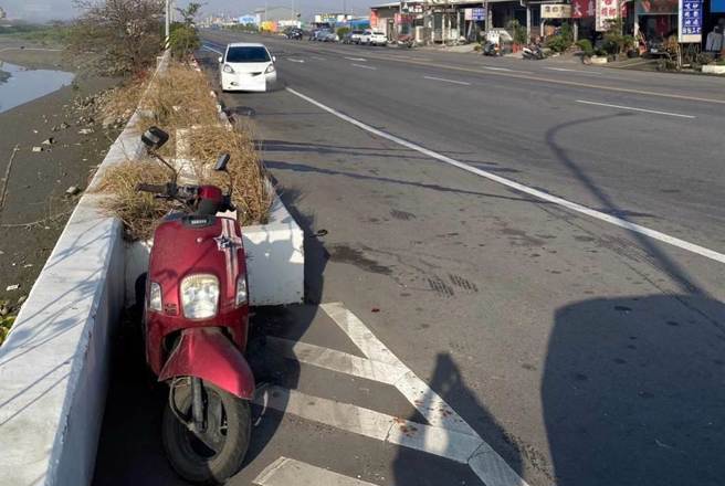 台中市65歲廖姓男子13日上午騎乘機車行經龍井區龍昌路，與駕駛大貨車的65歲葉姓男子疑因未注意路況發生碰撞，致廖男頭部受傷，送往梧棲童醫院治療，目前仍在加護病房中。（民眾提供／潘虹恩台中傳真）