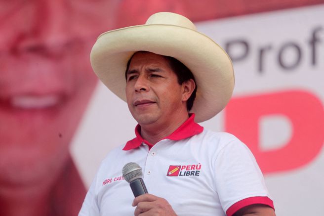 去年12月上旬時任秘魯左翼總統卡斯蒂約（Pedro Castillo）因試圖解散國會，以行政命令替代國會立法來統治國家，而遭國會罷黜。（圖/ 路透社）