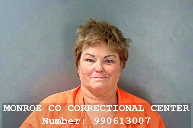 美国56岁妇人戴维斯（Billie Davis）11日在公车上狂刺18岁女学生，只因对方是「华裔」而行凶。（图／美联社、布鲁明顿警察局提供）