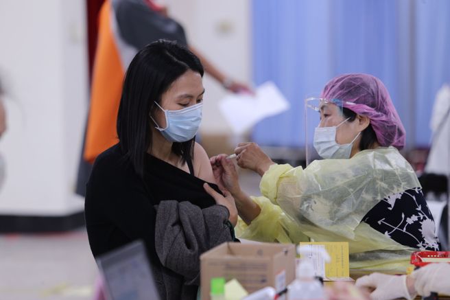 农历春节将至，指挥中心公布过年确诊处理办法。图为民眾打疫苗的画面。（本报系资料照）