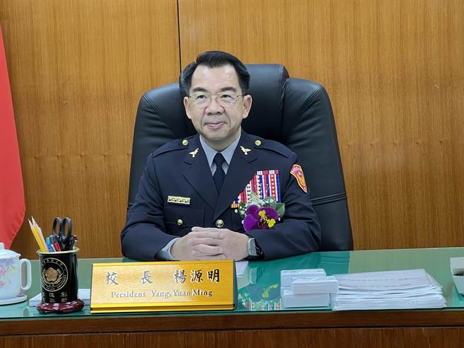 新任警大校长杨源明16日在代理部长花敬群监交下上任。(蔡依珍摄)
