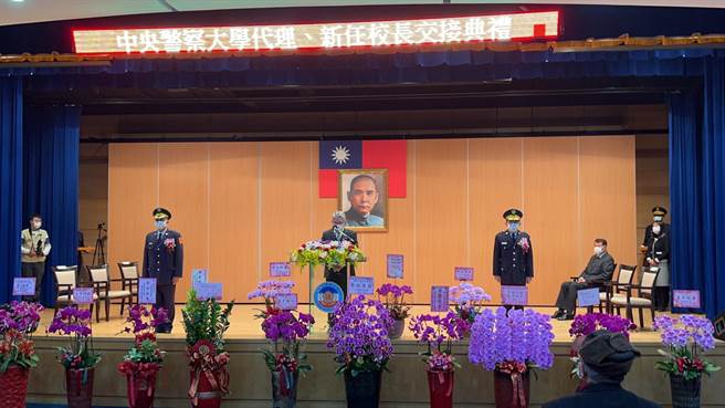 新任警大校长杨源明16日在代理部长花敬群监交下上任。(蔡依珍摄)