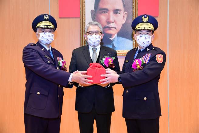 新任警大校长杨源明16日在代理部长花敬群监交下上任。(警大提供／蔡依珍桃园传真)