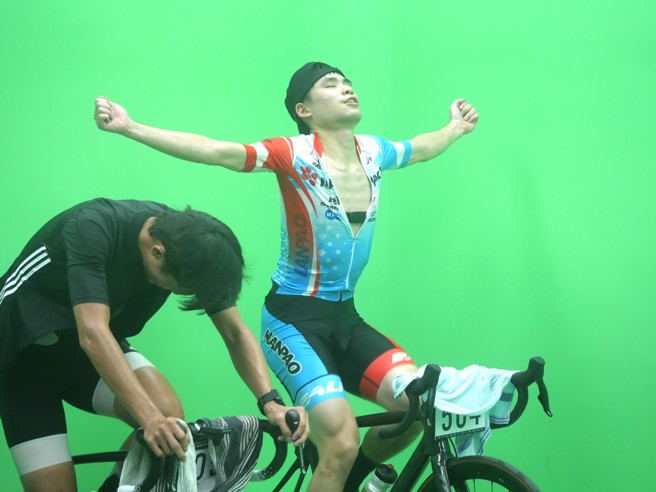 台灣電競自由車王張瀚允在抵達終後張臂慶祝。（大會提供）