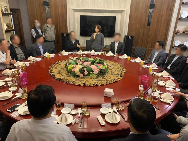 屏县府敬军年终餐叙疑涉骚扰，陆军将领遭拔官调查。图中灰衣为县长周春米。(翻摄画面)