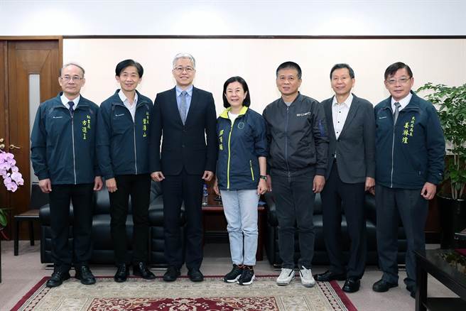 内政部常务次长吴堂安（左三）颁发当选证书给议长邱莉莉（右四）及副议长林志展（右三）。（南市议会提供／洪荣志台南传真）